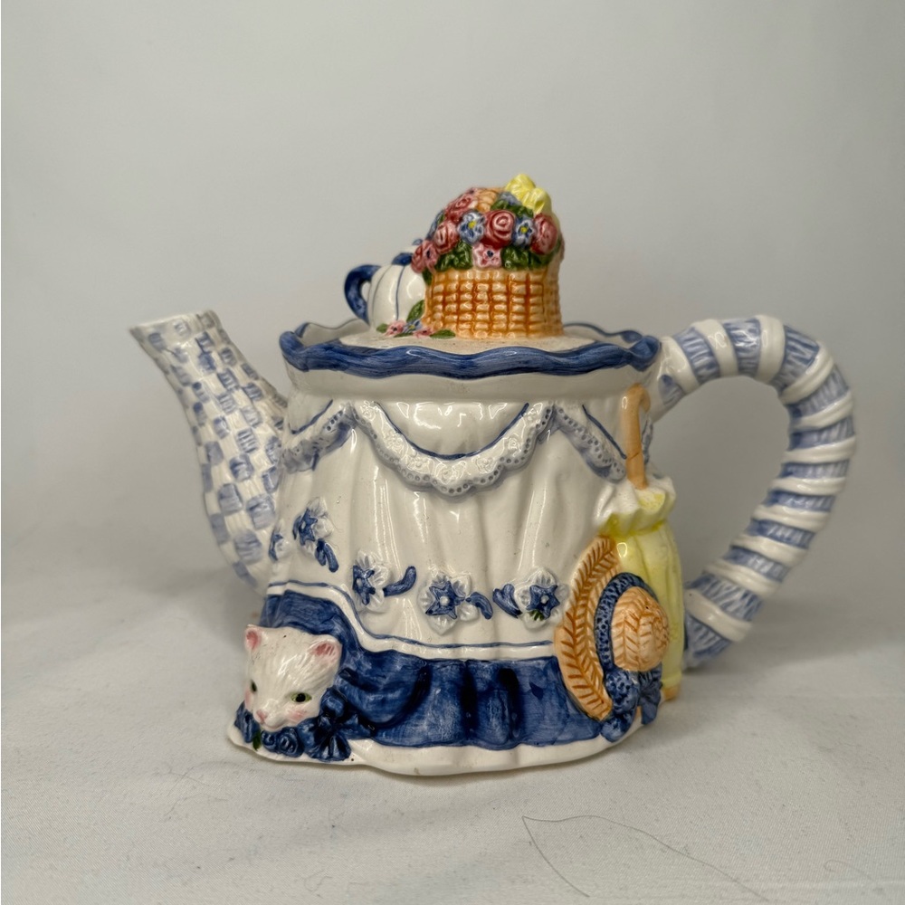 Avon Vintage 1997 Whimsical Cottage Teapot